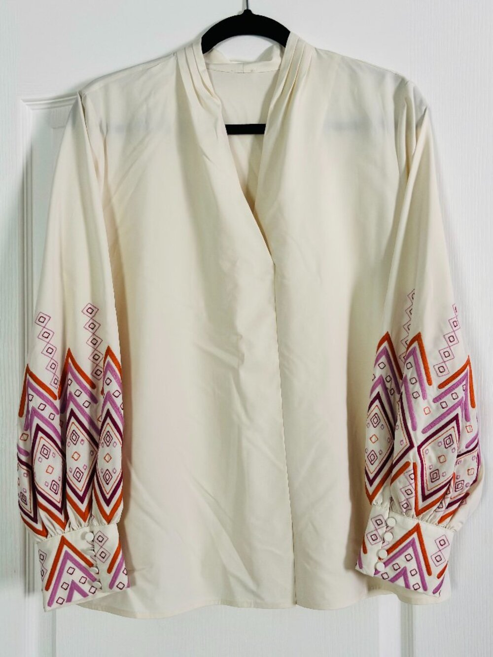 Chico's Ivory Embroidered Sleeve Blouse Size M V-Neck Modal Stretch Top
